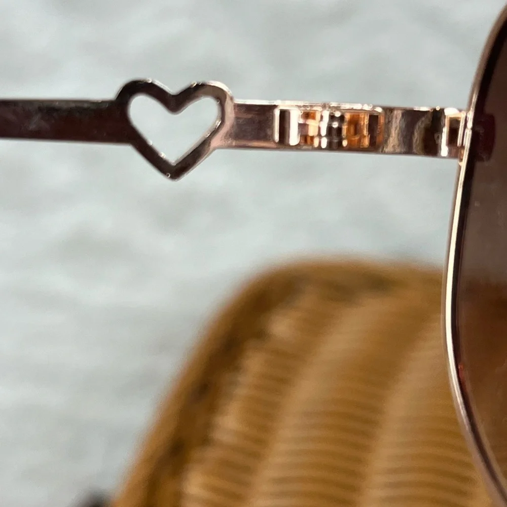 JUICY COUTURE Aviator Sunglasses with Hearts on ear piece Style 3166